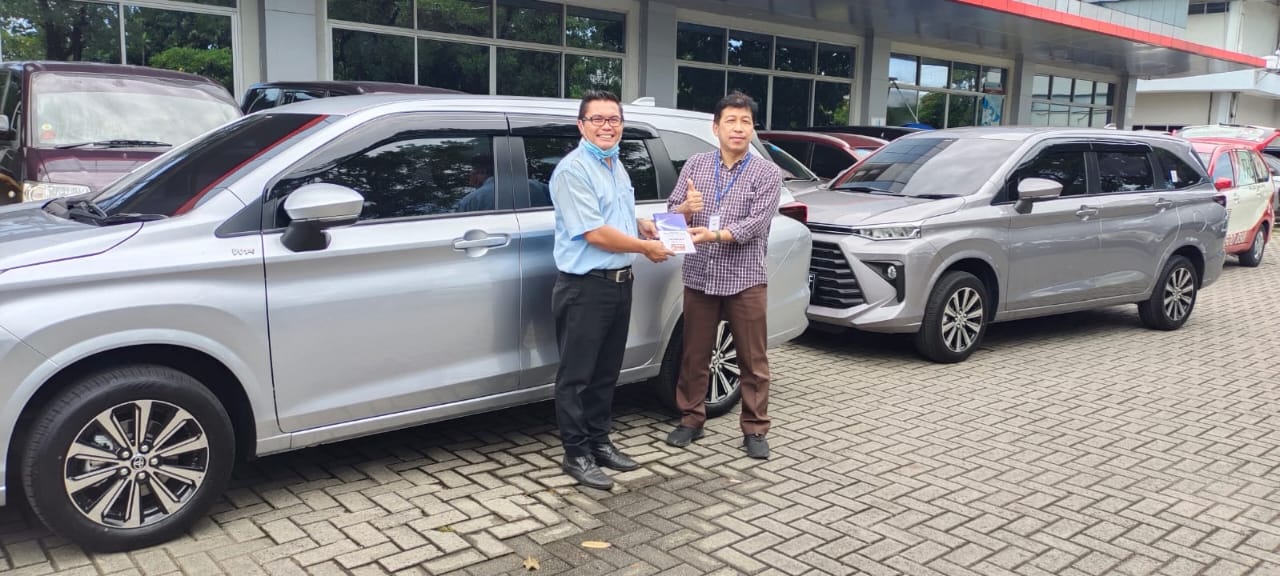 Foto Penyerahan Unit Sales Mobil Toyota Dwi Handoyo (7) Toyota Jakarta Timur